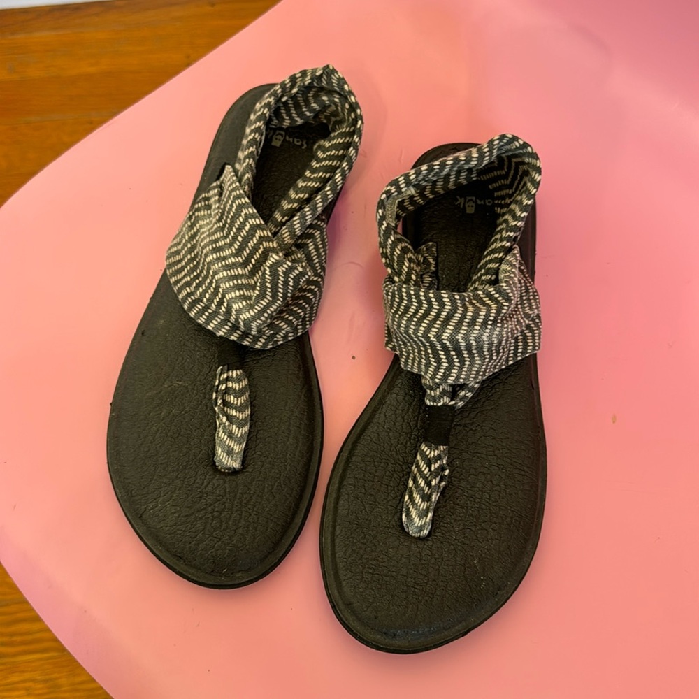 Sanuk yoga sandals